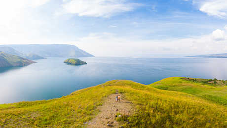 Balade avec vues sur Samosir, grande presqu'île dans le lac Toba dans le nord de l'île de Sumatra