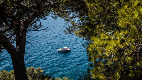 bateau-sur-la-mer-au-cap-begur