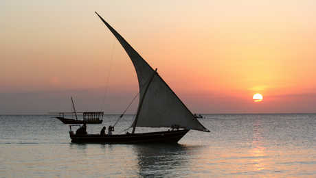 Bateau traditionnel appelé dhow  dans le lagon à Zanzibar