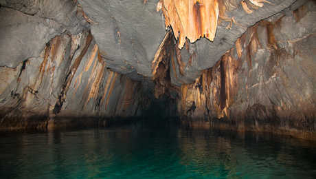 Bateaux dans la grotte de la rivière souterraine de Puerto Princesa à Palawan, Philippines