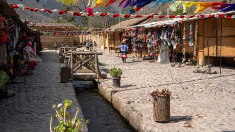 canaux-et-rues-pavees-village-ollantaytambo-vallee-sacree