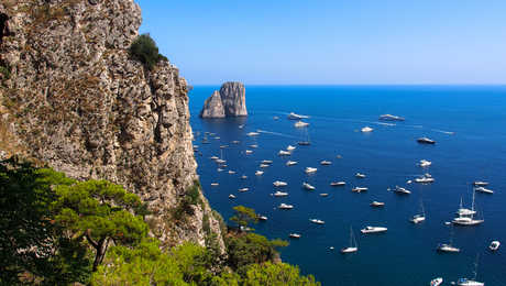 Capri et ses falaises surplombant la mer