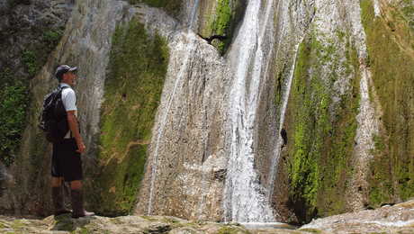 cascade dans la foret du Cerro Escondido, dans péninsule de Nicoya
