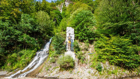 cascade et statue de Prométhée de Borjomi en Géorgie