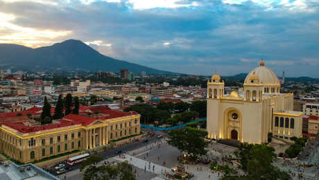 cathedrale-et-palais-national-de-san-salvador