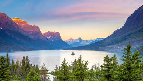 Coucher de soleil sur la Lac Mary dans la parc National Glacier aux USA