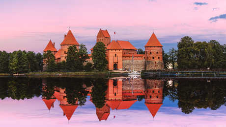 Coucher de soleil sur le château de Trakai près de Vilnius, en Lituanie