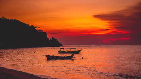 Coucher de soleil sur une plage à Bali