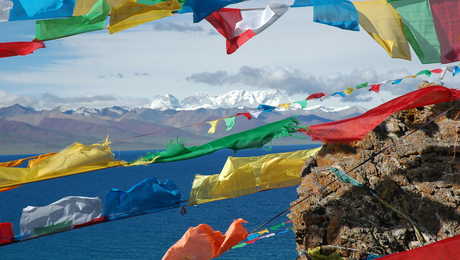 Drapeaux de prière colorés et vue sur le lac Namtso au Tibet