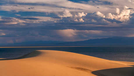 Dunes et lac dans le désert de Gobi en Mongolie