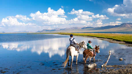 Enfants à cheval, lac Song Kol