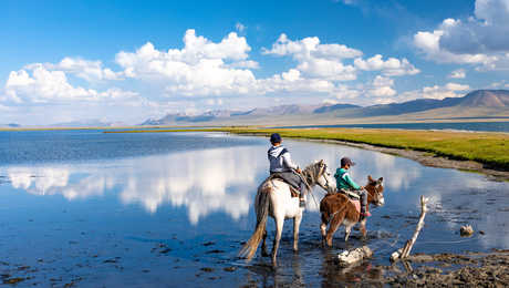 Enfants à cheval, lac Song Kul, Kirghizie