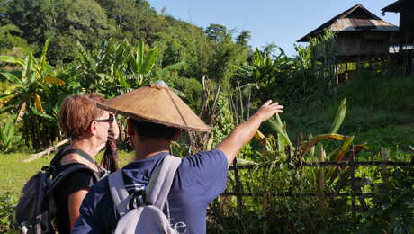 Explications du guide dans le pays Shan en Birmanie