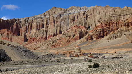 Falaises de Dhakmar, dans le Haut Mustang