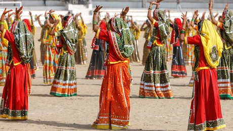 Femme indienne qui dansent lors du festival de Pushkar, en Inde