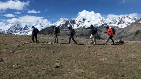 groupe de randonneurs devant la Cordillère Huayhuash au Pérou