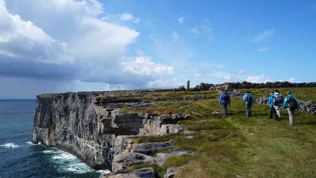 Groupe de randonneurs, Inishmore, archipel des Aran