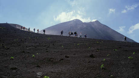 Groupe de randonneurs sur le volcan Pacaya au Guatemala