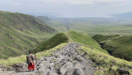 Guide masai dans la descente du Rift menant au lac Natron en Tanzanie