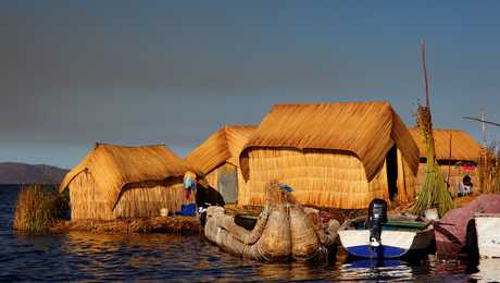 habitation flottantes sur le lac Titicaca