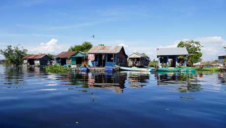 Habitations flottantes sur le lac Tonlé Sap au Cambodge