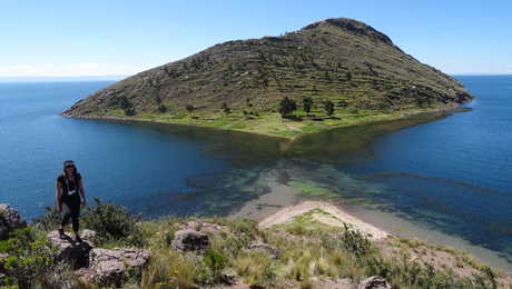 Randonneuse devant l'île du lac Titicaca, au large des côtes