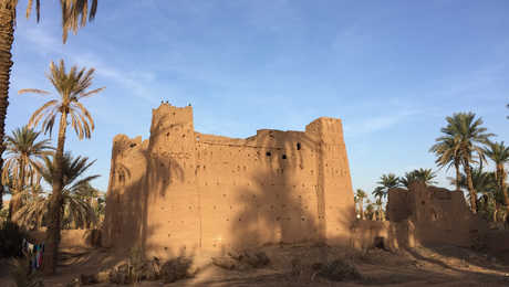 Kasbah dans le désert de Tazzarine au Maroc