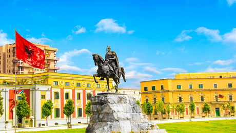 La Statue équestre de Skanderbeg , sur la place en albanie