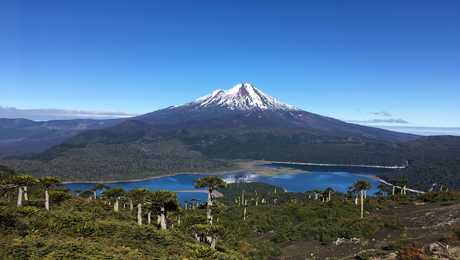 Lac et volcan dans la région de la Araucania au Chili