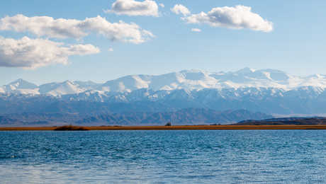 Lac Issyk-Kul avec des montagnes en fond au Kirghizistan
