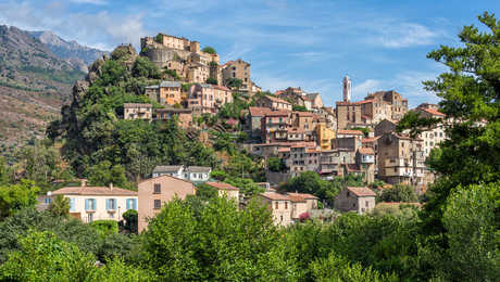 Le joli village de Corte, sous le soleil matinal, Haute Corse