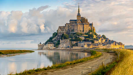 Le Mont Saint-Michel dans la lumière du matin en Normandie, France
