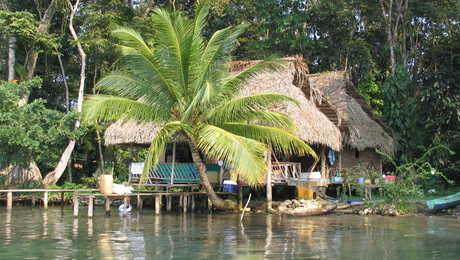 Maison sur le bord du fleuve Rio Dulce au Guatemala