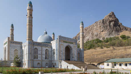 mosquée d'Och avec la montagne Sulayman Too, Kirghizistan