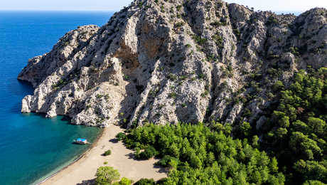 paysage-crique-entre-falaise-et-foret-cote-lycienne