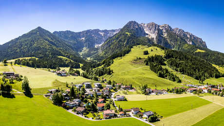 paysage-de-montagne-et-village-de-walchsee