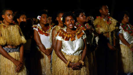 Peuple qui danse et qui change sur l'île de Fidji