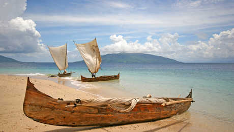 Pirogues dans le canal du Mozambique à Madagascar