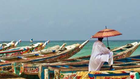 Pirogues sur la plage au Sénégal