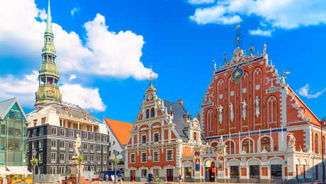 place Ratslaukums de la vieille ville, la statue de Roland, la Maison des Têtes Noires et la cathédrale Saint-Pierre à Riga, en Lettonie