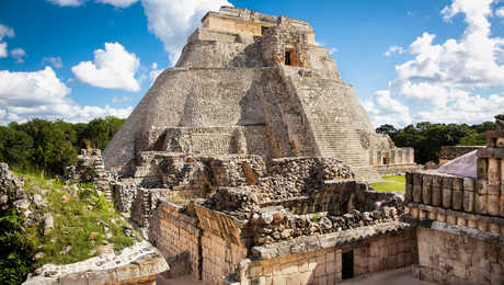 Pyramide du magicien dans l'ancienne ville maya d'Uxmal, Mexique