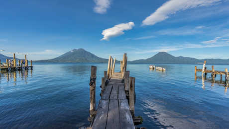 quais et bateaux sur le lac Atitlan au Guatemala