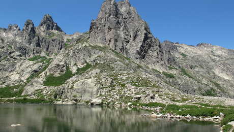 Randonnée au lac de Melo, lac glaciaire de la vallée de la Restonica, Corse © Shorty25 Adobe Randonnée au lac de Melo, lac glaciaire de la vallée de la Restonica, Corse