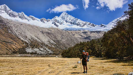 randonneur-devant-le-sommet-quitaraju-et-alpamayo-cordillere-blanche