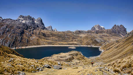 randonneur-marche-en-direction-de-la-laguna-viconga-cordillere-huayhuash