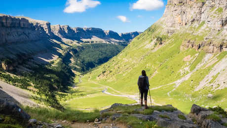 Randonneur regardant vers la vallée du parc national d'Ordesa, Pyrénées