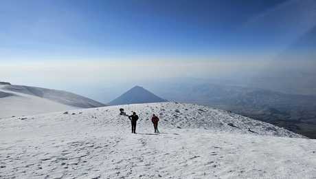Randonneurs au Sommet du Mont Ararat en Turquie