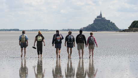 Randonneurs dans la baie du Mont St Michel, entre Normandie et Bretagne