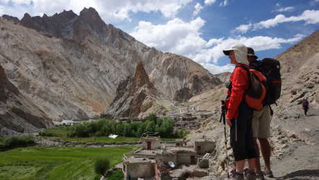 Randonneurs dans la vallée de la Markha au Ladakh en Inde Himalayenne