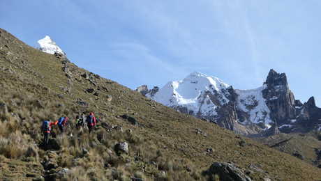 Randonneurs en route pour le Col Cuyoc, à 5000 mètres d'altitude, sur le Tour du Huayhuash